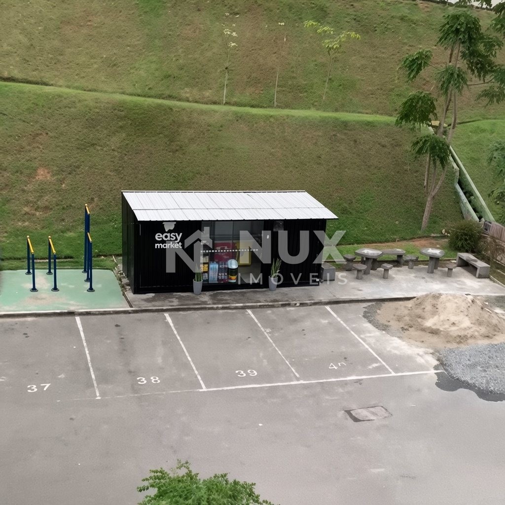 Mercadinho dentro do condomínio, com academia ao ar livre e estacionamento